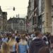 Mensen lopen door een drukke winkelstraat in een Nederlandse stad