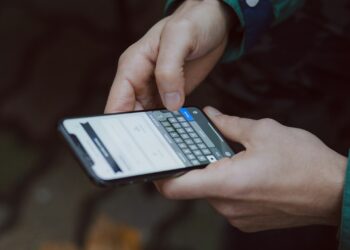Smartphone met een binnengekomen sms-bericht op het scherm
