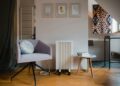 Radiator met thermostaatknop in een woonkamer met stadsverwarming