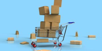 Stapel pakketjes van een webwinkel bij de voordeur