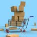 Stapel pakketjes van een webwinkel bij de voordeur