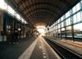 Reizigers stappen in een trein op een perron in Nederland