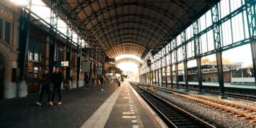 Reizigers stappen in een trein op een perron in Nederland
