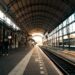 Reizigers stappen in een trein op een perron in Nederland
