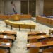 Lege plenaire zaal van de Tweede Kamer met de bankjes van de Kamerleden en het spreekgestoelte