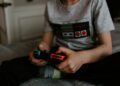 Kind speelt een videogame met een controller