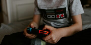 Kind speelt een videogame met een controller