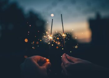 Brandend sterretje in de hand tijdens een avond buiten