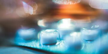 Doordrukstrips met tabletten op een tafel