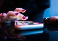 Hand met een smartphone waarop een chatapp geopend is