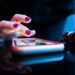 Hand met een smartphone waarop een chatapp geopend is