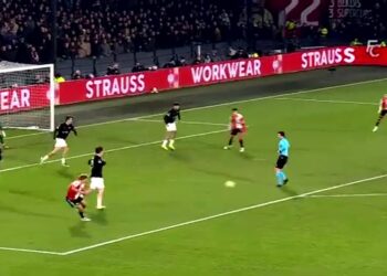 Feyenoord-aanvaller schiet op doel in De Kuip