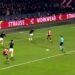Feyenoord-aanvaller schiet op doel in De Kuip