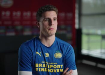 Guus Til in een blauw PSV-trainingsshirt met rugnummer 20 tijdens een interview