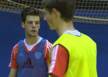 Lars Balk in een oranje trainingshesje tijdens een zaaltraining