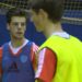Lars Balk in een oranje trainingshesje tijdens een zaaltraining
