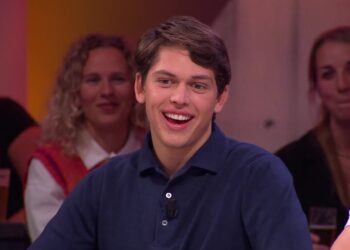 Laurens van Hoepen lachend aan tafel als gast in een autosportprogramma
