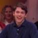 Laurens van Hoepen lachend aan tafel als gast in een autosportprogramma