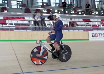 Matthew Richardson in Brits tenue op zijn baanfiets na zijn wereldrecord op de 200 meter in Konya