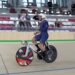 Matthew Richardson in Brits tenue op zijn baanfiets na zijn wereldrecord op de 200 meter in Konya
