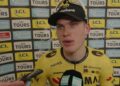 Per Strand Hagenes in het geel-zwarte tenue van Visma-Lease a Bike na de finish van Parijs-Tours