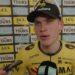 Per Strand Hagenes in het geel-zwarte tenue van Visma-Lease a Bike na de finish van Parijs-Tours