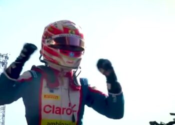 Rafael Câmara juicht met zijn helm op na een overwinning in de Formule 3