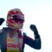 Rafael Câmara juicht met zijn helm op na een overwinning in de Formule 3
