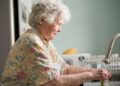 Oudere vrouw krijgt hulp in huis